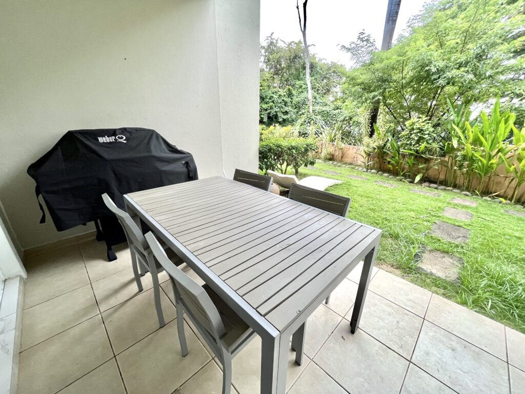 Patio with dining table and BBQ grill (1)